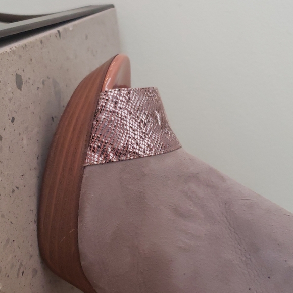 DONALD PLINER SUEDE PLATFORM HEELS - Picture 4 of 7